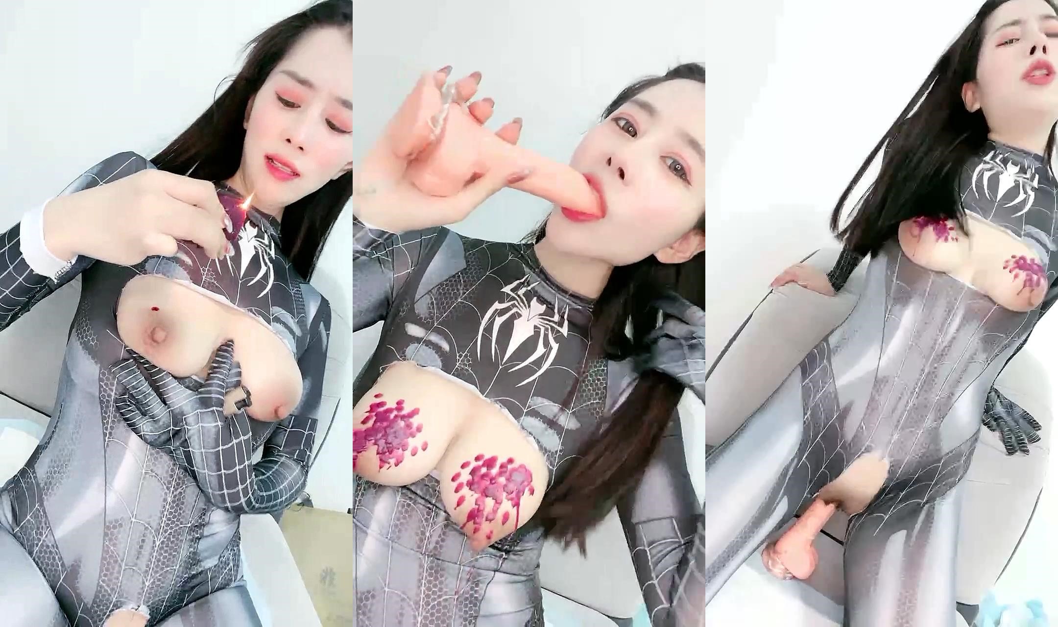 马尾辫蜘蛛侠情开档趣装胸前割开露奶子蜜桃美乳翘起掰穴乳晕滴蜡极度淫骚吊带黑丝更是诱人.