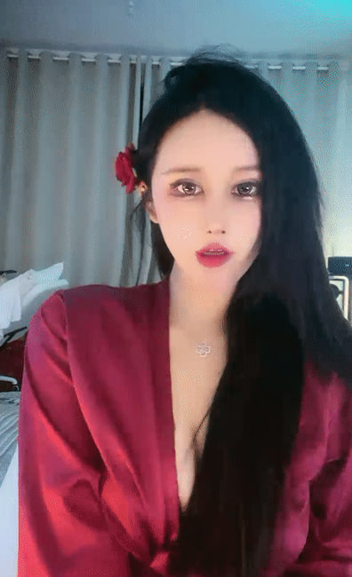 极品网红女神奶油来袭性感睡衣大红唇大肥臀特写掰穴无毛骚穴假屌骑乘