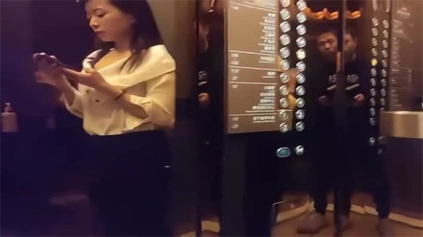 小秋探花漂亮22岁小姐姐相约酒店开房